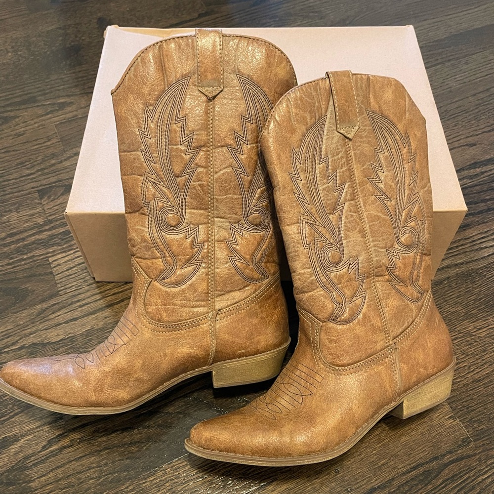 Women’s Coconuts by Matisse cowboy boots. Size 8.5 medium.